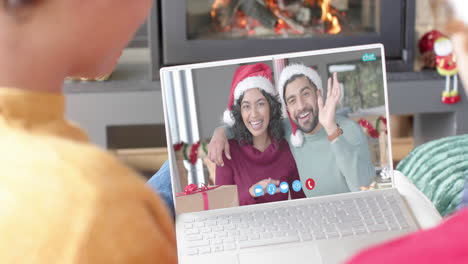 Zwei-Glückliche,-Unterschiedliche-Paare,-Die-Einen-Weihnachtlichen-Laptop-Videoanruf-In-Zeitlupe-Führen