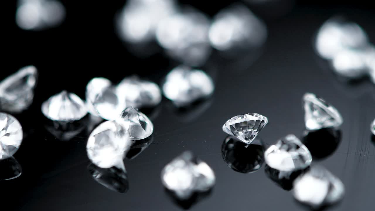 회전하는 테이블에 있는 다이아몬드 (무결한 루프 가능한 클로즈업 영상)