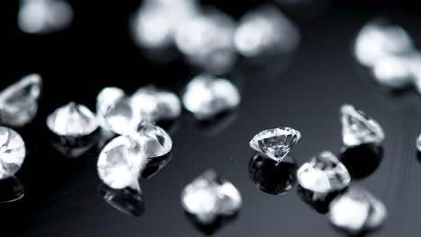 diamantes em uma mesa giratória (imagens de close-up loopáveis sem costura)