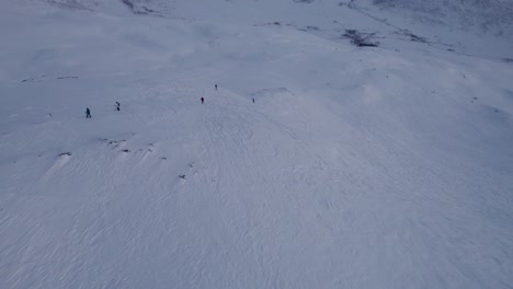 Eine-Gruppe-Von-Menschen-Ging-Den-Berg-Hinauf,-Um-In-Der-Wunderschönen-Arktischen-Umgebung-Ski-Zu-Fahren