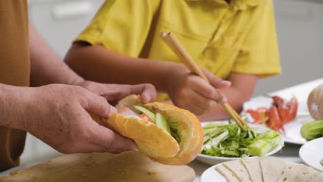 hombre y niño en la cocina