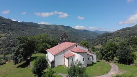 vista aérea la iglesia de san vicente de serrapio es un templo del consejo asturiano de aller, españa