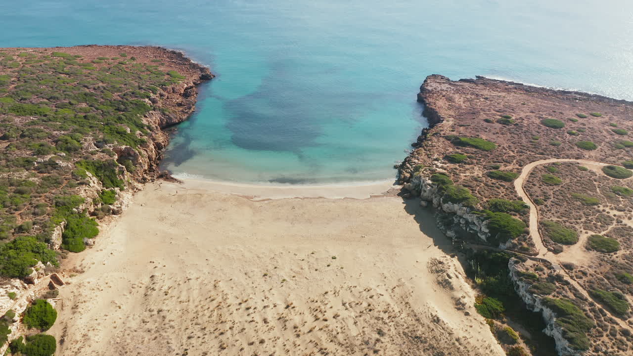 cala natural vacía paradisíaca de la playa de calamosche en siracusa, italia