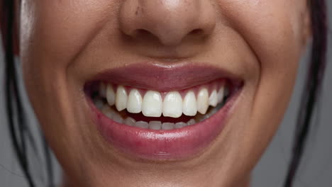 mulher, boca e close-up em estúdio para odontologia