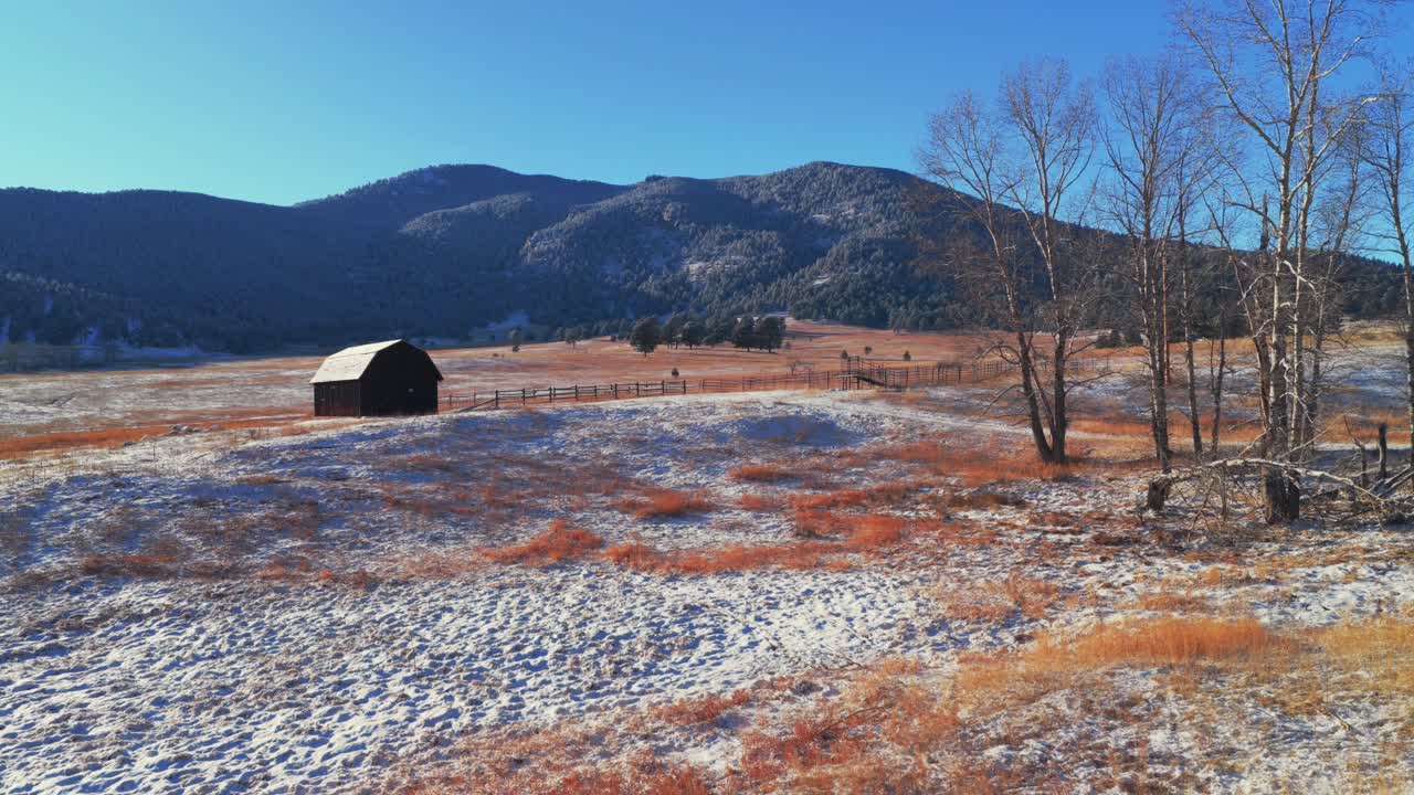 Bergren Peak Elk Meadow Park röd lada arbetsyta vandringsled skugga solig solnedgång Evergreen Colorado flygfoto drönare blå himmel snötäckta kullar dal skog Front Range Klippiga Bergen cirkel höger