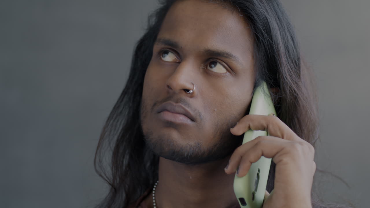 hombre hablando por teléfono inteligente