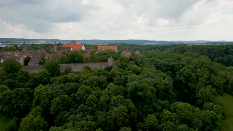 video aéreo de 4k del bosque que rodea el muro de rothenburg ob der tauber, alemania
