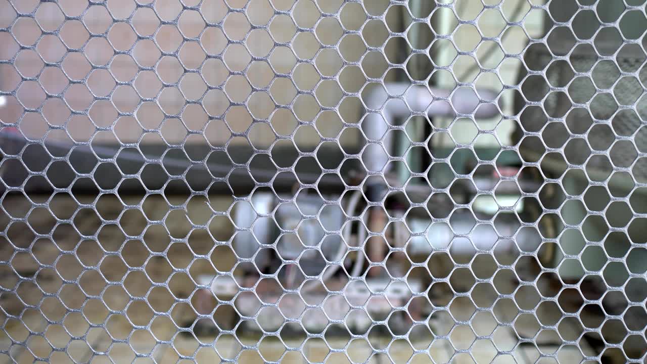 motor de inducción de 3 fases. la función es drenar o bombear agua. el exterior es viejo y oxidado. el tema está a la derecha.