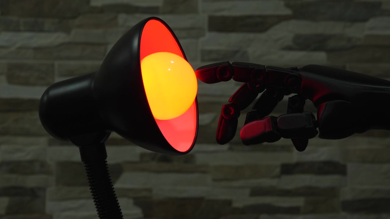 Svart robot- eller proteshand sträcker sig mot en glödande gul glödlampa i en modern skrivbordslampa mot en stenmur, användbar för koncept som AI, innovation och smart hem-teknik