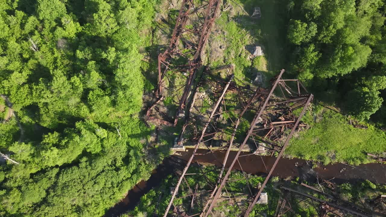 賓夕法尼亞州金祖亞橋州立公園的古木火車軌跡在阿勒蓋尼國家森林無人機向下觀看橋的拍攝