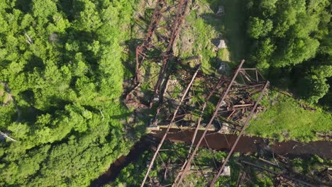 antiguas vías de tren de madera en el parque estatal del puente kinzua en pennsylvania en el bosque nacional allegheny drone vista hacia abajo del tiro del puente