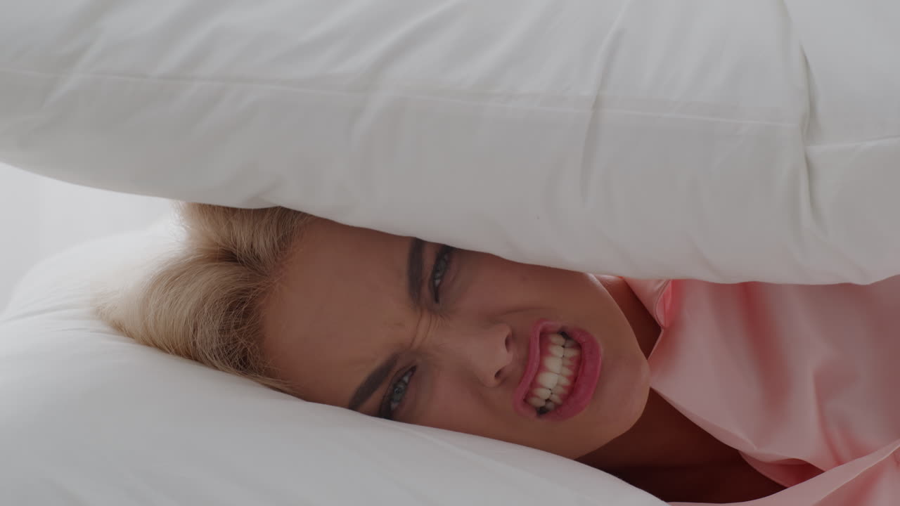 mujer frustrada por una mala mañana