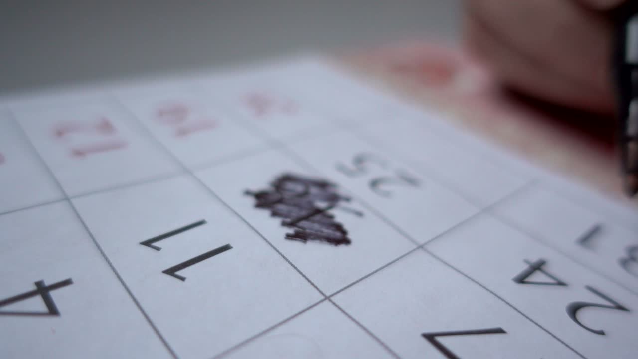 un hombre hace un sello de fecha en el calendario. planear unas vacaciones. cumpleaños. cerca. comercializar la fecha en el calendario, cerca.