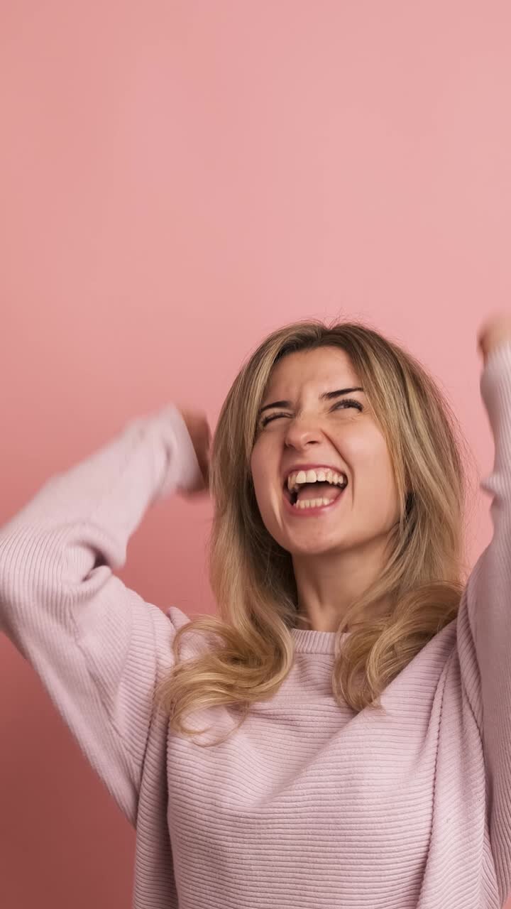 Donna che festeggia energicamente alzando i pugni