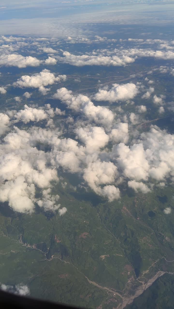 vista aérea de nubes y montañas