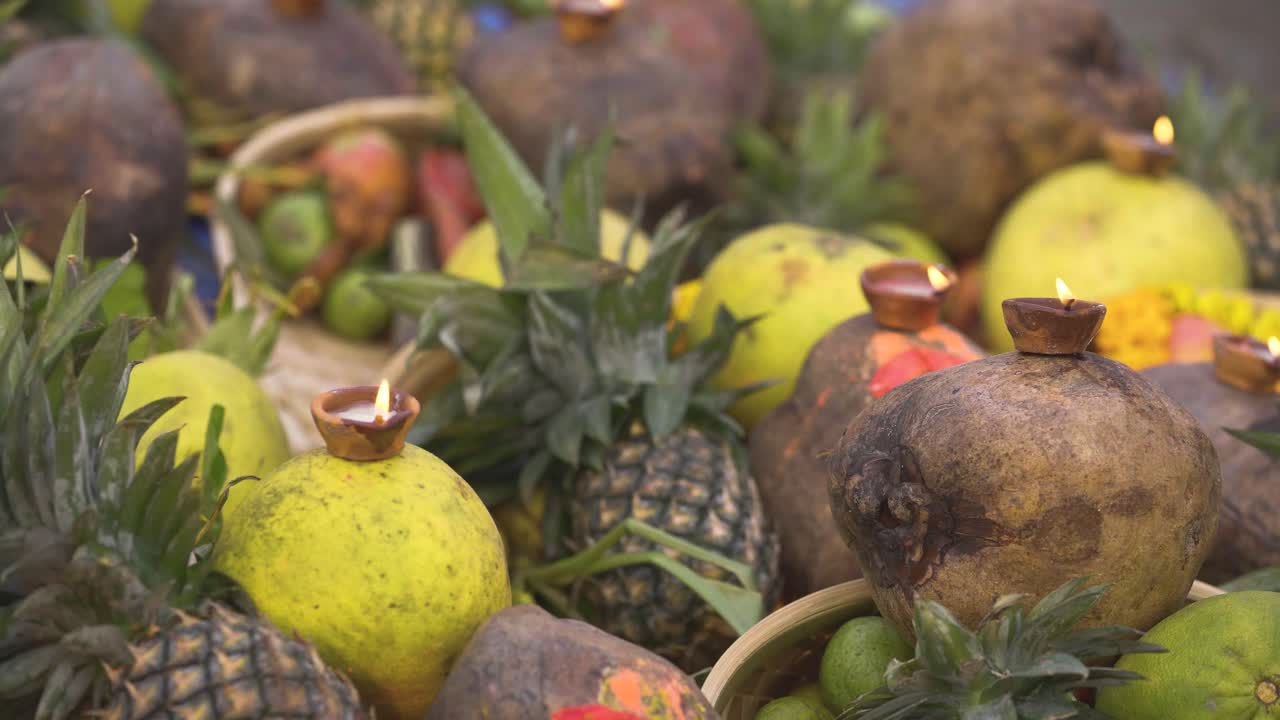 많은 과일과 함께 푸자 준비