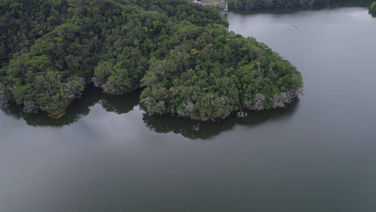 호주 퀸즐랜드 케언즈 지역의 코퍼로드 폭포 댐 또는 모리스 호수 위의 드론 비행