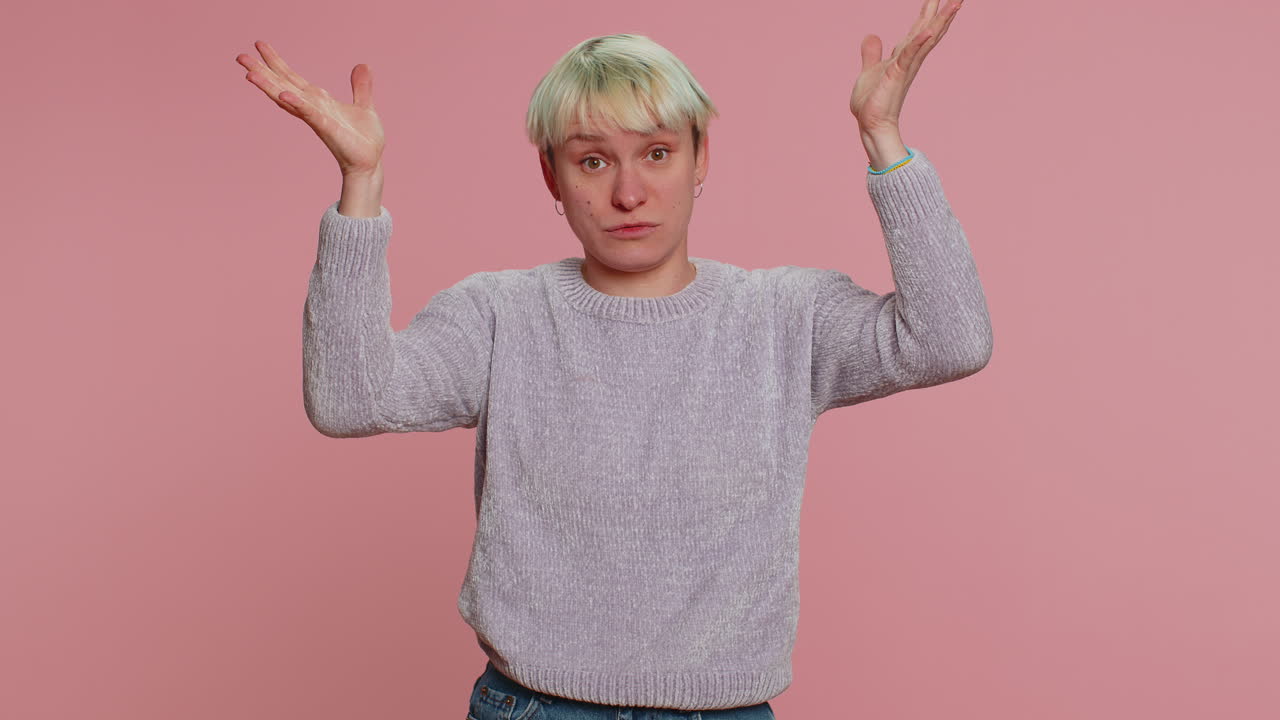 짧은 금발 머리카락을 가진 젊은 여성은 혼란스럽고 스트레스를 받고 있습니다.