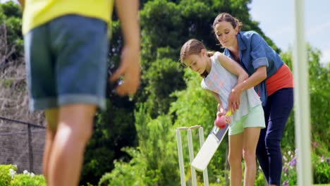 familia jugando al cricket en el parque