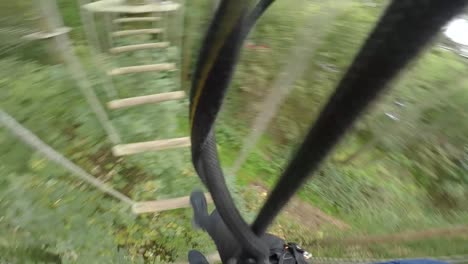 carrera de obstáculos en la cima del árbol pov