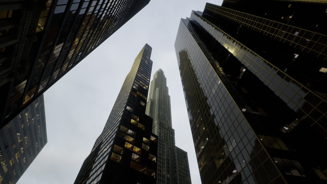 Torres da selva urbana alcançando o céu nublado em uma paisagem urbana movimentada