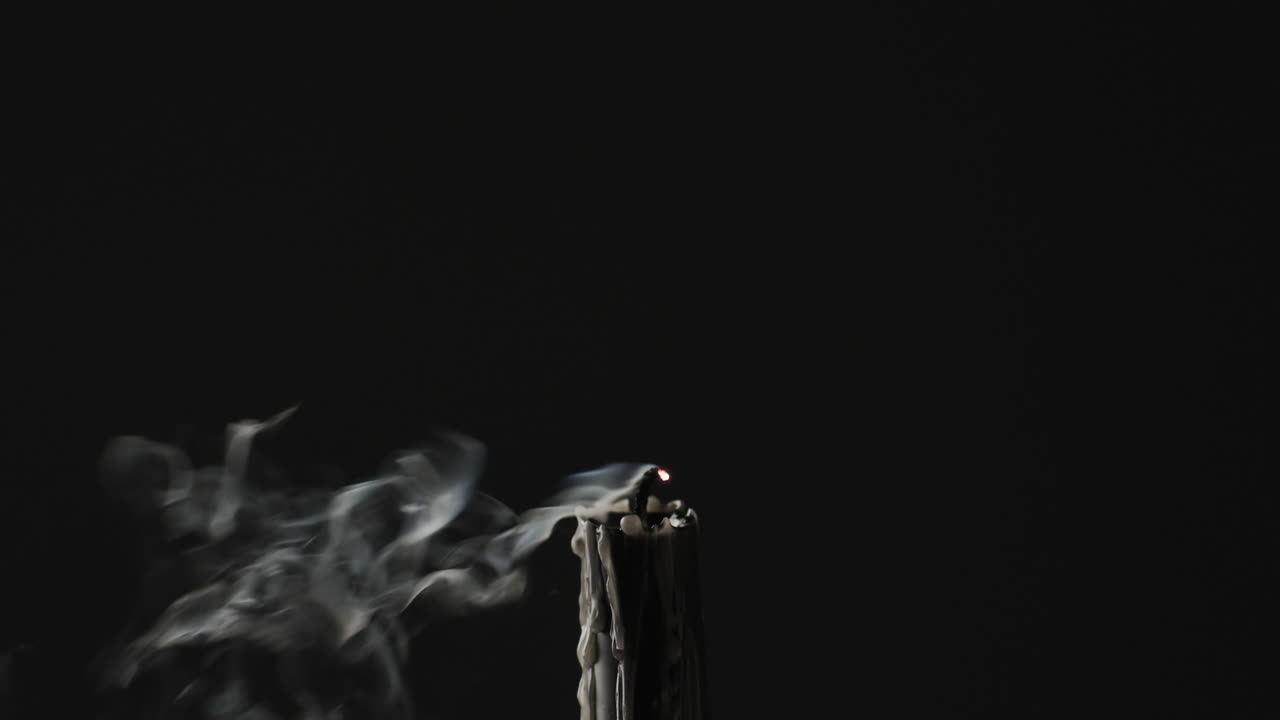 video de una vela verde con llama blanca y espacio de copia en fondo negro