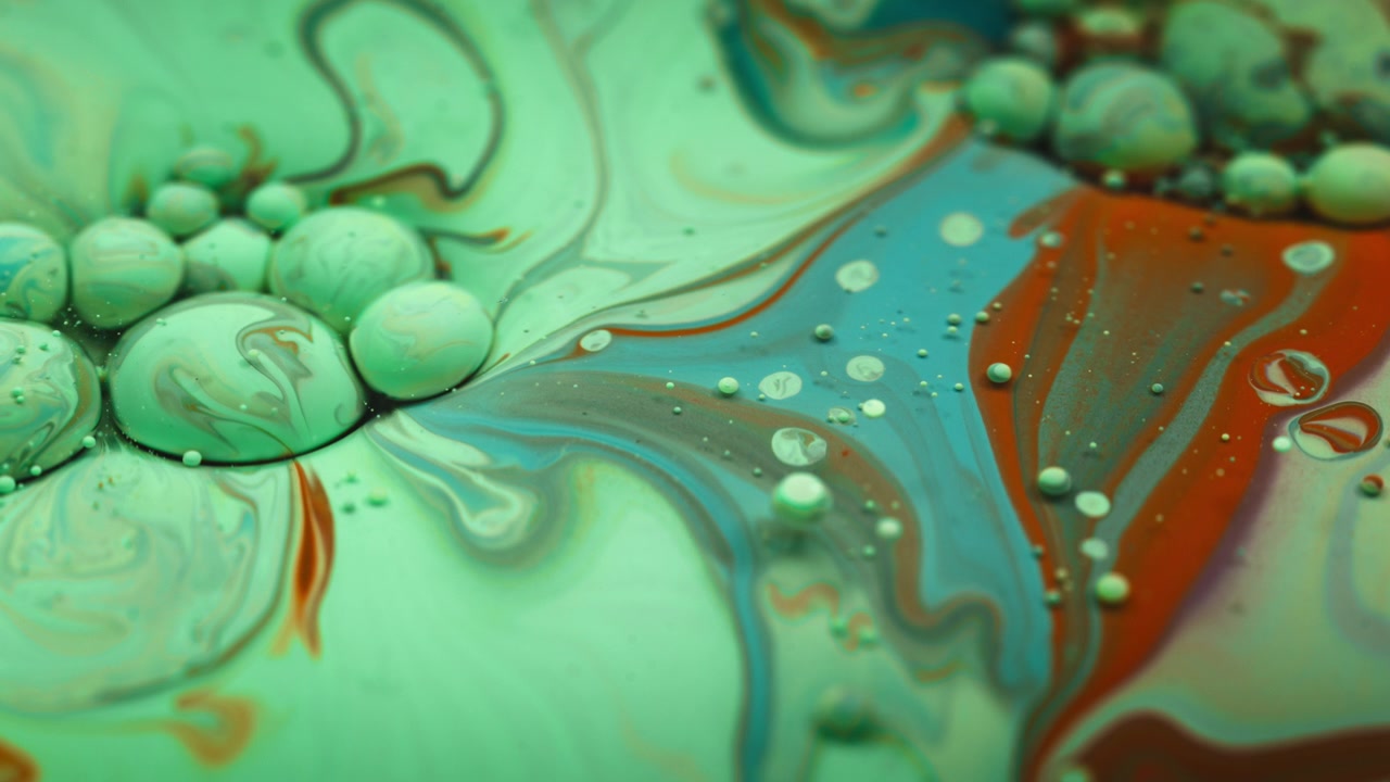 Colori acrilici verdi e bolle.