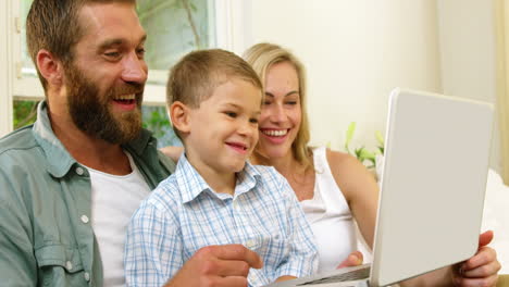 Padre-Y-Su-Hijo-Mirando-Una-Tableta-