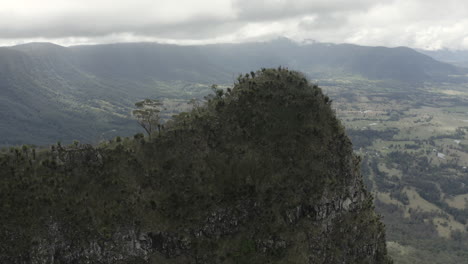 toma de dron de 4k del borde de un acantilado de montaña en el parque nacional border ranges, nueva gales del sur, australia