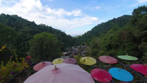 Schöner-Zeitraffer-über-Bunte-Regenschirme-Am-Aussichtspunkt-Im-Dschungel