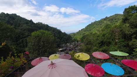 hermoso lapso de tiempo sobre sombrillas de colores en el mirador en la jungla