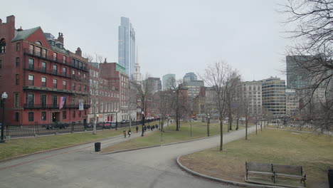 Time-lapse-of-Freedom-Trail-in-Boston-Common-Park,-Massachusetts-on-a-cloudy-day