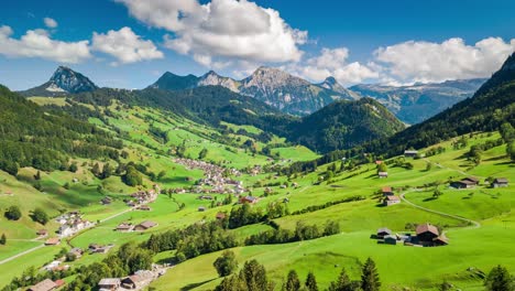 Wunderschöner-Drohnen-Hyperlapse,-Aufgenommen-An-Einem-Sonnigen-Sommertag