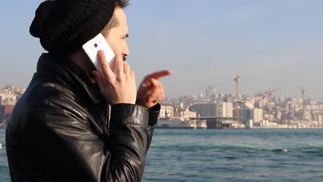 hablando por teléfono por el mar