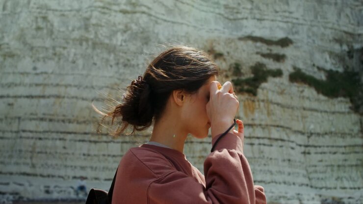 Donna che scatta una foto a una scogliera