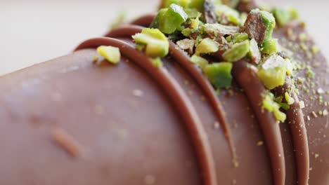 primer plano de una trufa de chocolate con pistachos