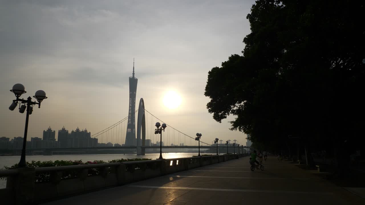 일몰 광저우 다리 칸톤 타워 강변 산책로 베이 느린 동영상 파노라마 4k 중국