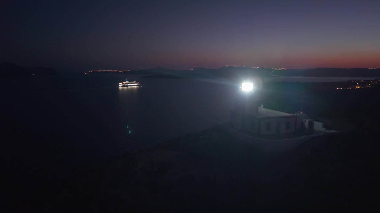 Vista panorâmica do farol de Santorini enquanto um navio de cruzeiro passa ao crepúsculo, capturando o sereno Mar Egeu, as falésias da caldeira e a icônica paisagem da ilha vulcânica