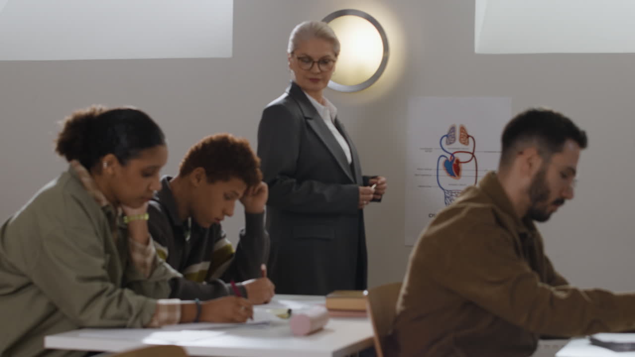 estudiantes en el aula con el maestro