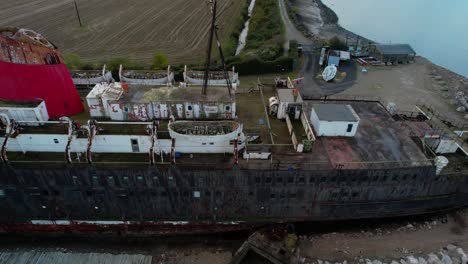 Das-Tss-dampfschiff,-Duke-Of-Lancaster,-Strandete-In-Der-Nähe-Von-Mostyn-Docks-Auf-Dem-Fluss-Dee---Luftdrohnenaufnahme