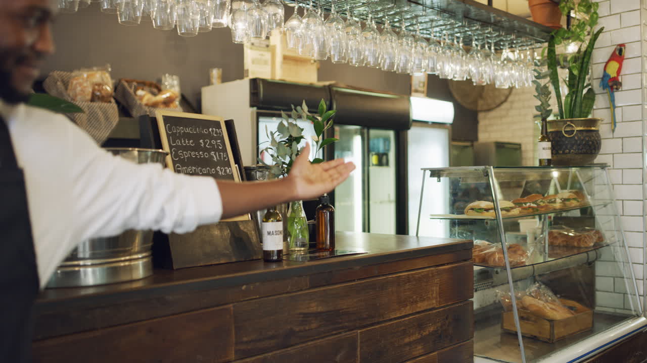 trabajador de un restaurante sonriente