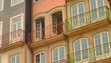 puertas abiertas con balcón de un edificio en ribeira, porto, portugal