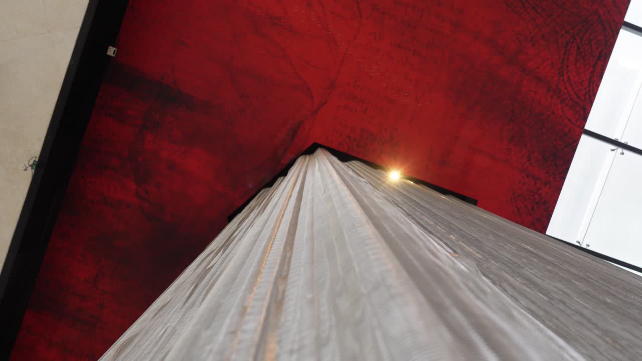 un disparo en órbita lenta alrededor de la base de una columna de piedra con un techo rojo