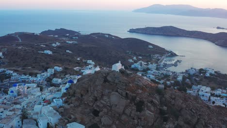 vista aérea de ios chora durante la puesta de sol con rodaje pan circular en la isla griega