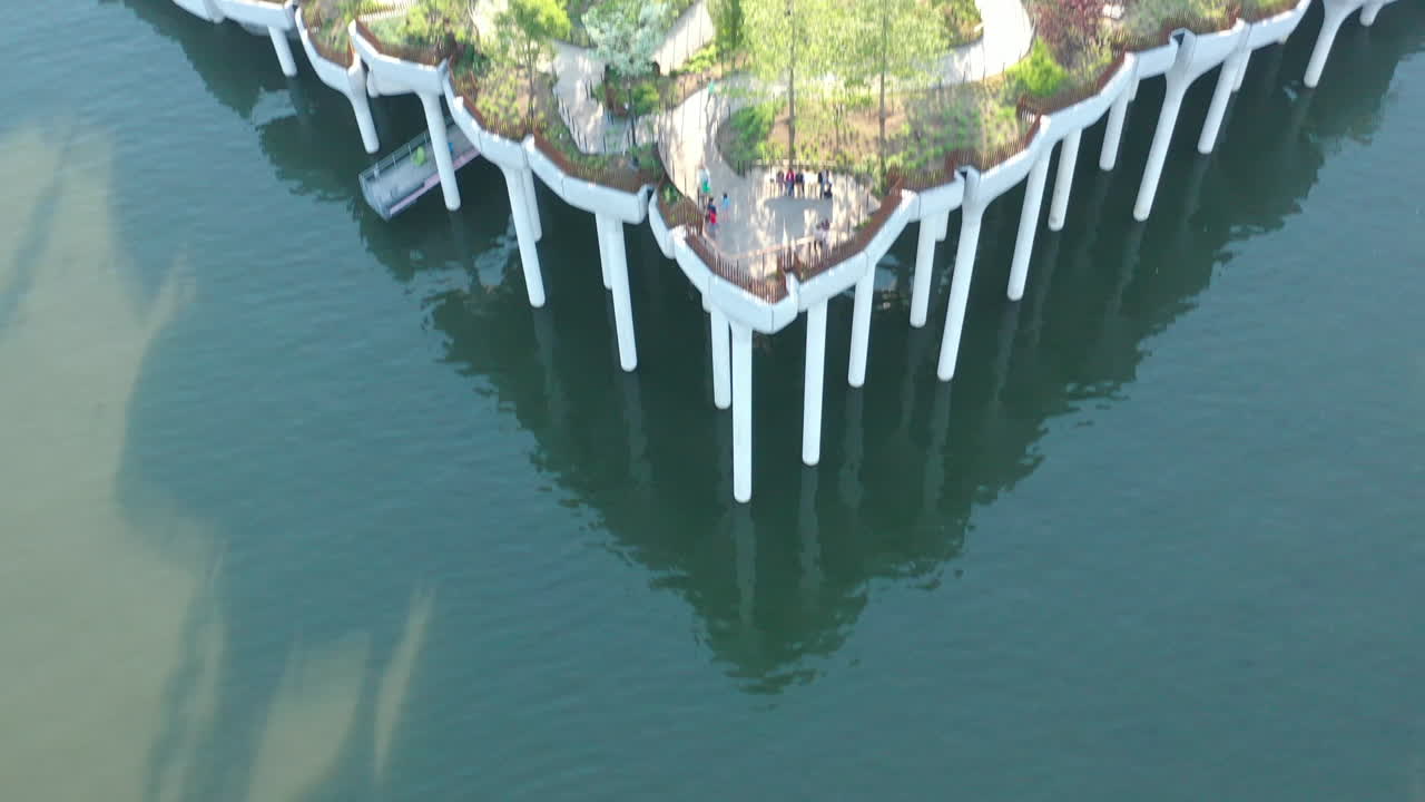 허드슨 강과 맨해튼의 작은 섬, 은 날에 찍은 공공 녹지 공간의 공중 풍경