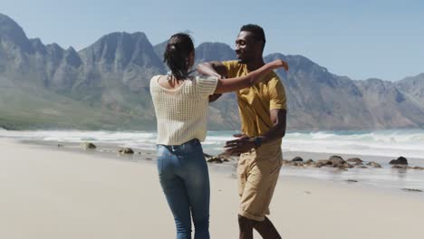 Glückliches-Afroamerikanisches-Paar,-Das-Zusammen-Am-Strand-Tanzt