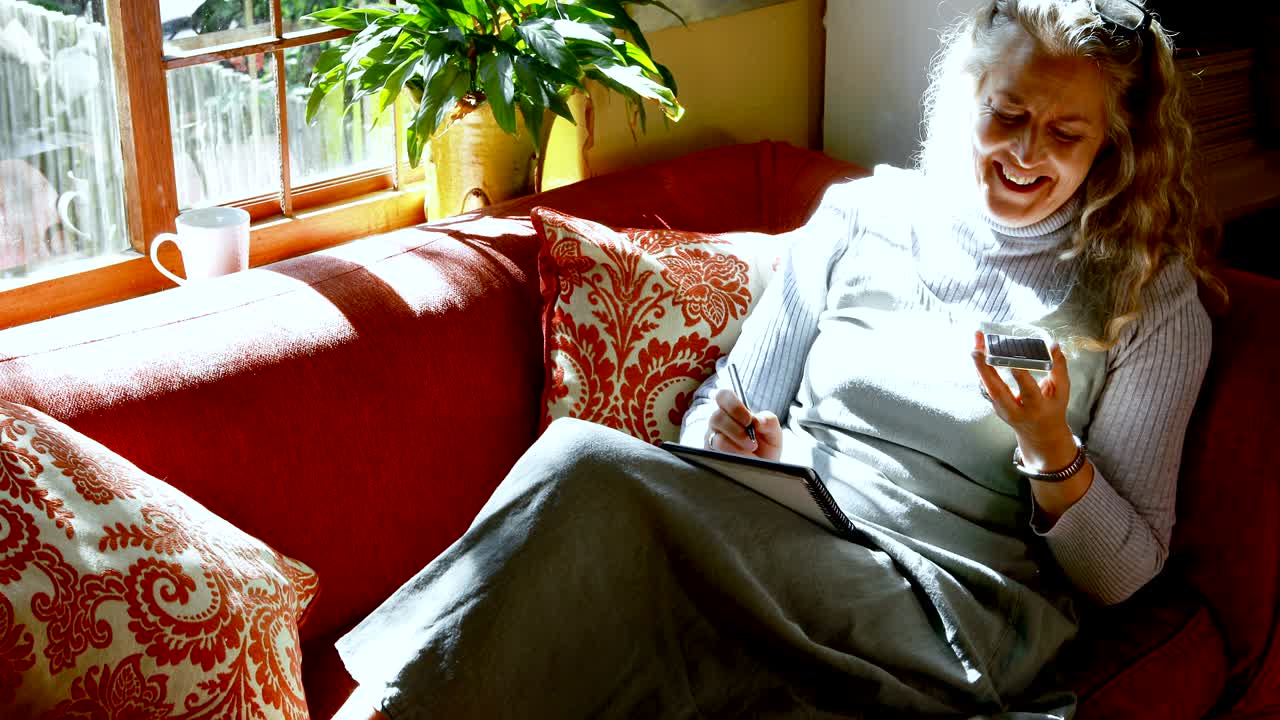 성숙 한 여자 는 거실 4k 에서 개 를  ⁇ 고 있다