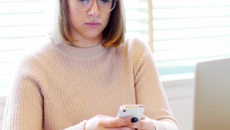 hermosa mujer enviando mensajes de texto en el teléfono móvil