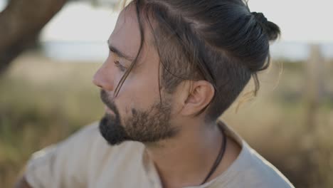 hombre en un campo