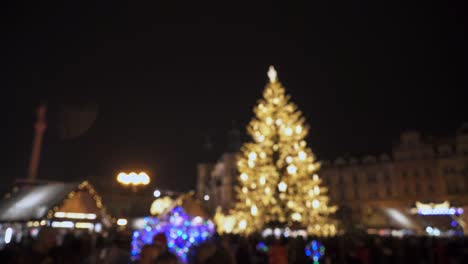 Mercados-Navideños-En-La-Ciudad,-árbol-Parpadeante-Y-Multitud-De-Personas,-Vista-De-Enfoque-Suave